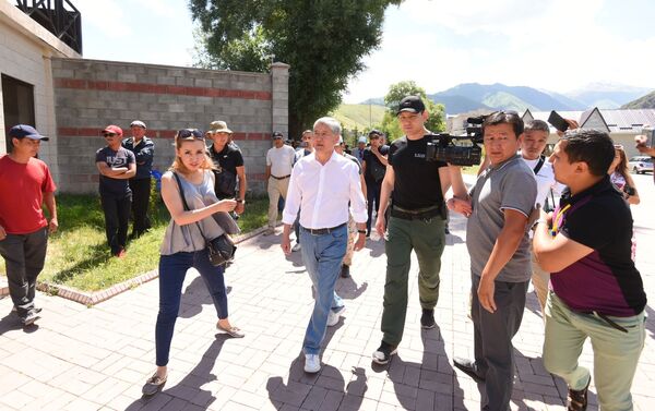 В среду, 26 июня, в селе Кой-Таш собрались сторонники бывшего главы государства и журналисты - Sputnik Кыргызстан