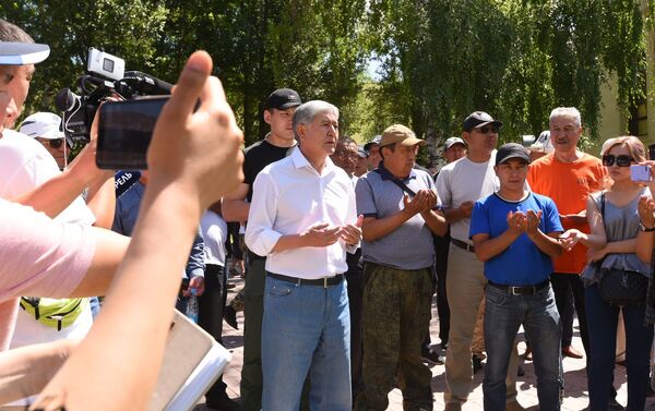 Отвечая на просьбу прокомментировать возможное лишение его неприкосновенности, Атамбаев пообещал распространить письменное заявление. - Sputnik Кыргызстан