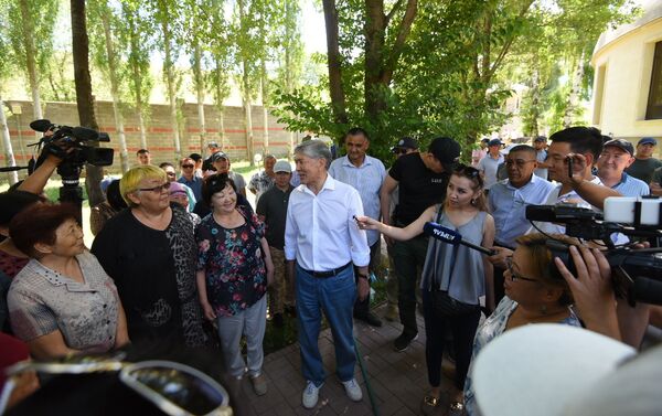Алмазбек Атамбаев и член политсовета СДПК Фарид Ниязов встретились со сторонниками - Sputnik Кыргызстан