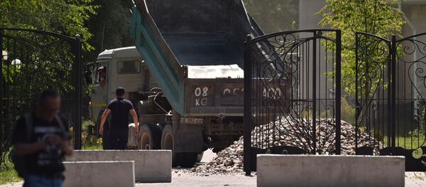 Экс-президент Алмазбек Атамбаевдин үйүнө түшүрүлгөн таш ремонт иштерине керектелет - Sputnik Кыргызстан