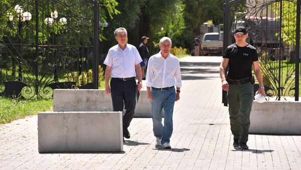 Член политсовета СДПК Фарид Ниязов и бывший президент КР Алмазбек Атамбаев. Архивное фото - Sputnik Кыргызстан