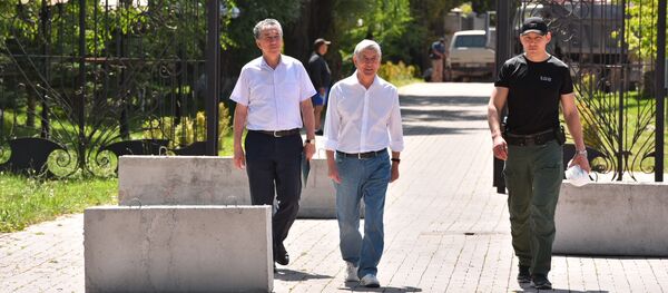 Ситуация около дома экс-президента КР Алмазбека Атамбаева в селе Кой-Таш Ситуация около дома экс-президента КР Алмазбека Атамбаева в селе Кой-Таш - Sputnik Кыргызстан