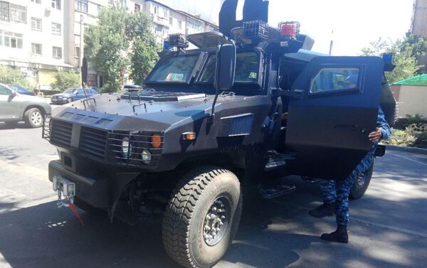 В центре Бишкека бронированные машины перекрыли улицу - Sputnik Кыргызстан