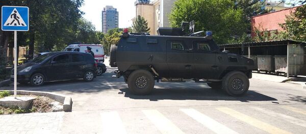 Бронированные машины в центре Бишкека Бронированные машины в центре Бишкека - Sputnik Кыргызстан