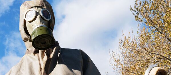 Противогаз кийген адам. Архив Противогаз кийген адам. Архив - Sputnik Кыргызстан