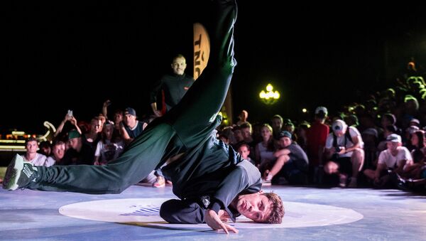 Танцоры выступает на чемпионате мира по брейк-дансу. Архивное фото - Sputnik Кыргызстан