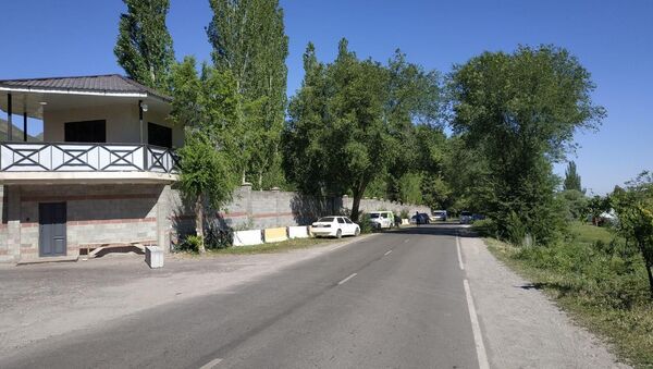 Ситуация около дома экс-президента КР Алмазбека Атамбаева в селе Кой-Таш. 27 июня - Sputnik Кыргызстан