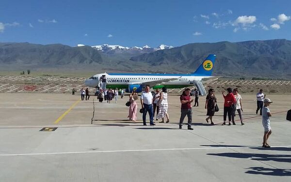Международный аэропорт Иссык-Куль принял первых в этом году пассажиров из Ташкента (Узбекистан) - Sputnik Кыргызстан
