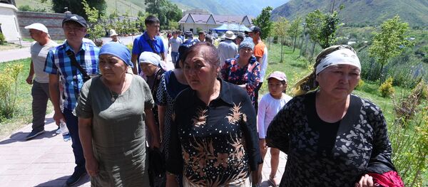 Ситуация около дома экс-президента КР Алмазбека Атамбаева в селе Кой-Таш. 2 день Ситуация около дома экс-президента КР Алмазбека Атамбаева в селе Кой-Таш. 2 день - Sputnik Кыргызстан