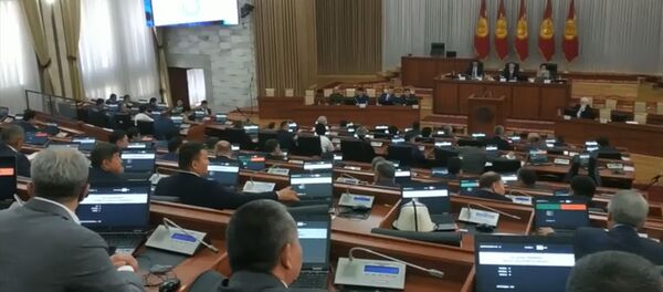 Тарыхый ирмем! Атамбаевди макамынан ажыраткан депутаттардын добуш берүүсү видеодо Тарыхый ирмем! Атамбаевди макамынан ажыраткан депутаттардын добуш берүүсү видеодо - Sputnik Кыргызстан