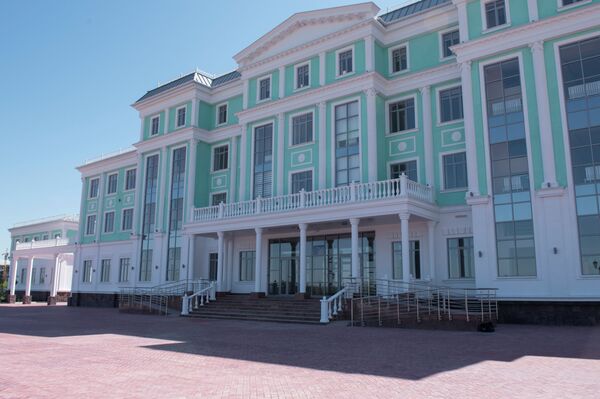 Школа на миллиард — здание, построенное Газпромом в Бишкеке. Аэросъемка - Sputnik Кыргызстан