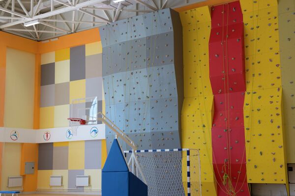 Школа на миллиард — здание, построенное Газпромом в Бишкеке. Аэросъемка - Sputnik Кыргызстан