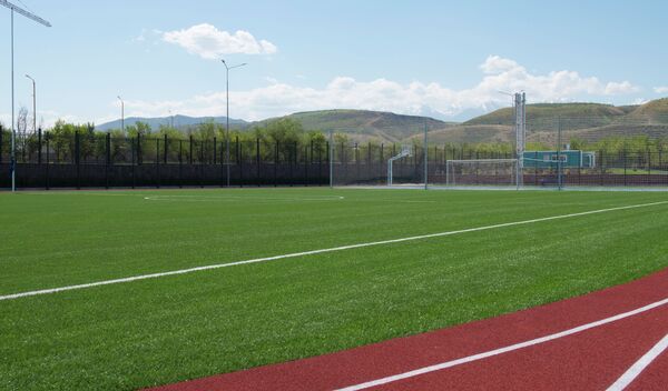 Школа на миллиард — здание, построенное Газпромом в Бишкеке. Аэросъемка - Sputnik Кыргызстан