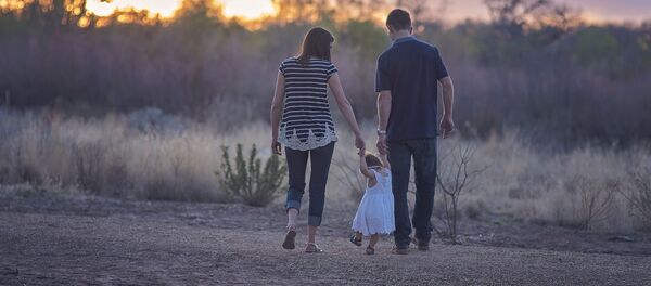 Сейилдеп жүргөн үй бүлө. Архив - Sputnik Кыргызстан