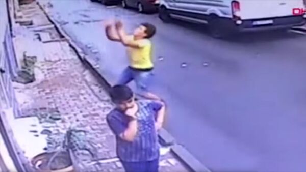 Подросток поймал выпавшую из окна двухлетнюю девочку — видео из Стамбула - Sputnik Кыргызстан