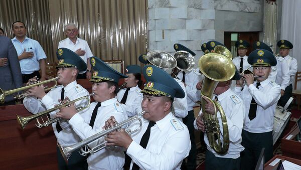 Оркестр играет гимн Кыргызстана на последнем заседании Жогорку Кенеша - Sputnik Кыргызстан