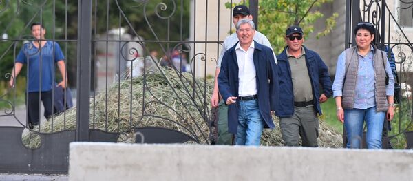 Бывший президент КР Алмазбек Атамбаев после пресс-конференции на территории своего дома в селе Кой-Таш - Sputnik Кыргызстан