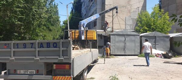 В Бишкеке снесли несколько незаконно возведенных объектов В Бишкеке снесли несколько незаконно возведенных объектов - Sputnik Кыргызстан