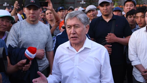Бывший президент КР Алмазбек Атамбаев отвечает на вопросы журналистов на территории своего дома в селе Кой-Таш. Архивное фото - Sputnik Кыргызстан