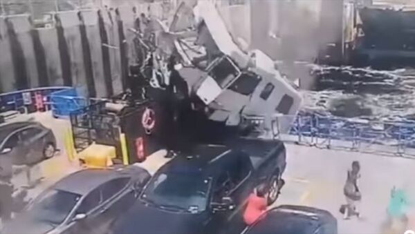 Дом на колесах взмыл над мостом и рухнул на отходящий паром. Видео - Sputnik Кыргызстан