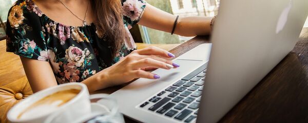 Девушка работает за ноутбуком. Архивное фото - Sputnik Кыргызстан