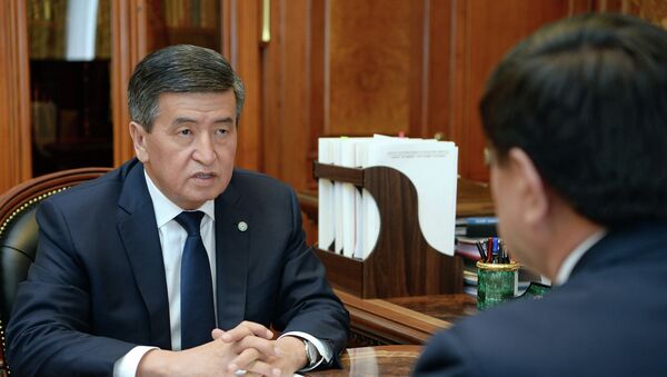 Президент КР Сооронбай Жээнбеков на встрече с премьер-министром Мухаммедкалыем Абылгазиевым - Sputnik Кыргызстан
