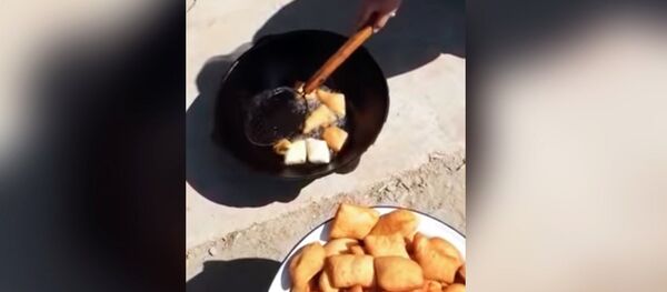 Боорсоки жарят на солнце без огня? В Сети обсуждают любопытное видео - Sputnik Кыргызстан