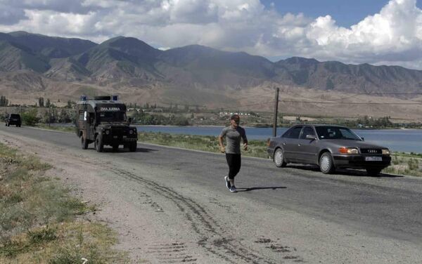 Старший сержант Национальной гвардии КР Кайратбек Рапиев пробежал 374 километра вокруг озера Иссык-Куль - Sputnik Кыргызстан