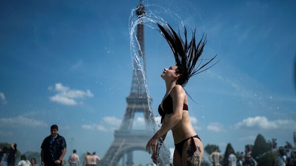 Девушка купается в фонтане на фоне Эйфелевой башни на площади Трокадеро в Париже. - Sputnik Кыргызстан