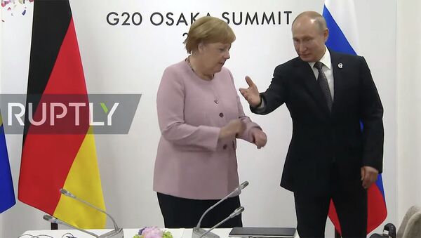 Меркель потерялась на встрече с Путиным — видео - Sputnik Кыргызстан