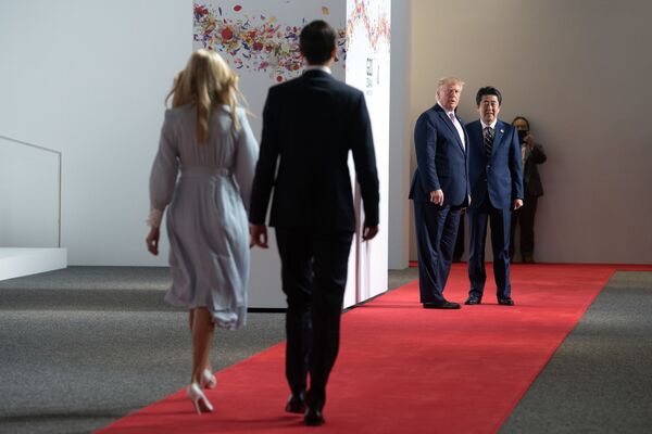 Советник президента США Иванка Трамп и старший советник США Джаред Кушнер направляются к президенту США Дональду Трампу и премьер-министру Японии Синдзо Абэна саммите G20 в Осаке, Япония - Sputnik Кыргызстан