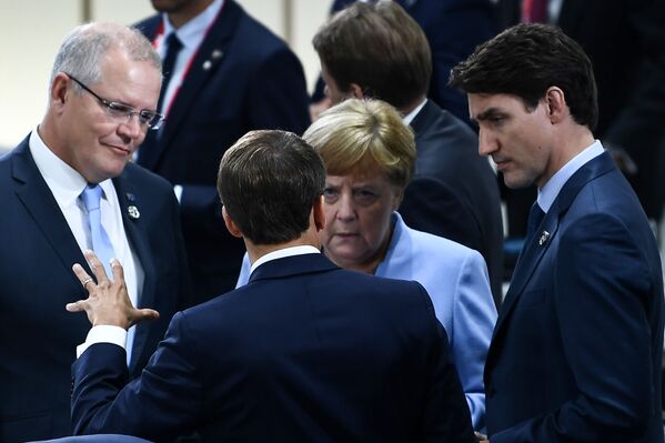 Президент Франции Эммануэль Макрон беседует с премьер-министром Австралии Скоттом Моррисоном , канцлером Германии Ангелой Меркель и премьер-министром Канады Джастином Трюдо на саммите G20 в Осаке, Япония - Sputnik Кыргызстан