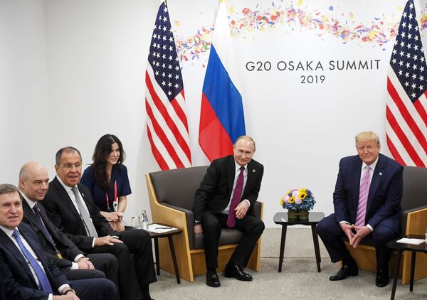 Президент РФ Владимир Путин и президент США Дональд Трамп во время встречи на полях саммита Группы двадцати в Осаке - Sputnik Кыргызстан