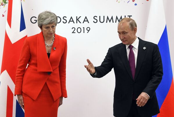 Президент РФ Владимир Путин и премьер-министр Великобритании Тереза Мэй во время встречи на полях саммита Группы двадцати в Осаке - Sputnik Кыргызстан