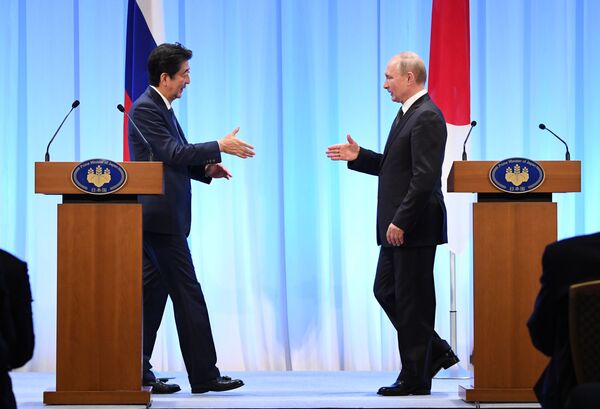 Президент РФ Владимир Путин и премьер-министр Японии Синдзо Абэ на совместной пресс-конференции по итогам встречи в Осаке - Sputnik Кыргызстан