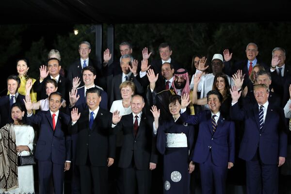 Совместное фотографирование глав делегаций государств – участников саммита Группы двадцати, приглашённых государств и международных организаций с супругами - Sputnik Кыргызстан