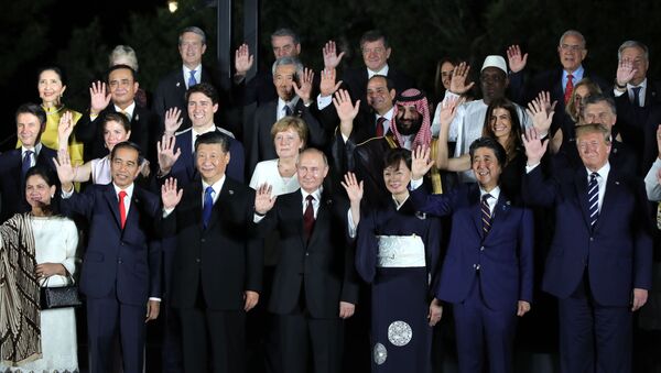 Совместное фотографирование глав делегаций государств – участников саммита Группы двадцати, приглашённых государств и международных организаций с супругами - Sputnik Кыргызстан