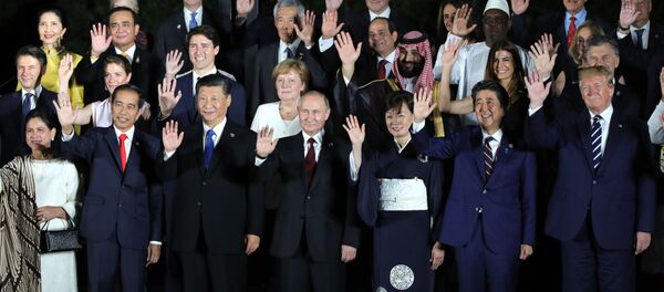 Совместное фотографирование глав делегаций государств – участников саммита Группы двадцати, приглашённых государств и международных организаций с супругами - Sputnik Кыргызстан