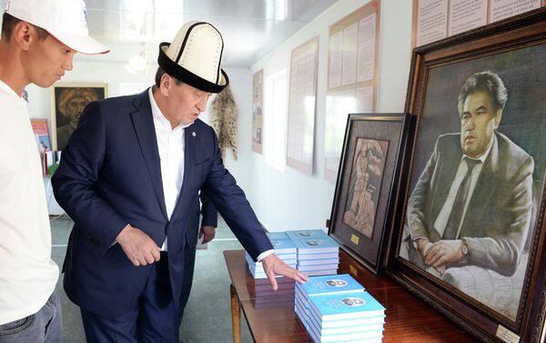Также президент посетил дом-музей Кожомкула и передал сборники книг Кыргыздар, произведений Чингиза Айтматова, картины с изображением писателя и Манаса - Sputnik Кыргызстан
