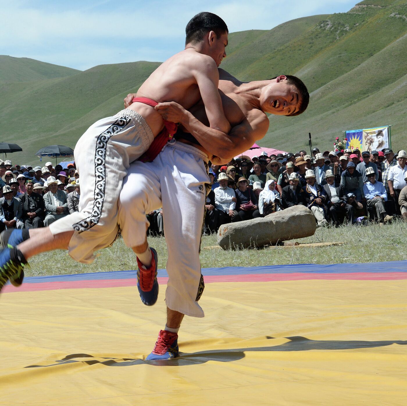 Толық метражды порно фильм жетілген әйелдер Үлкен кеуделерді ілу