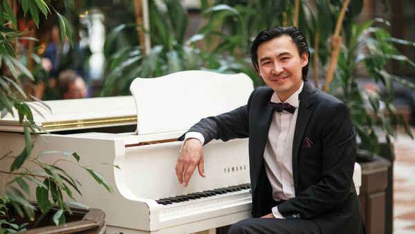 Пианист, ведущий и конферансье Сардар Исмаилов - Sputnik Кыргызстан