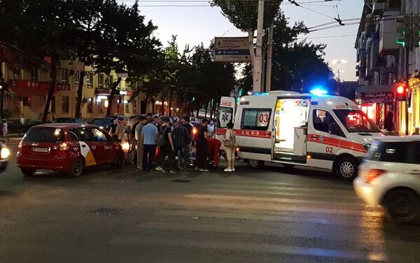ДТП произошло сегодня, 30 июня, примерно в 21:00 на пересечении проспекта Манаса и улицы Киевской. - Sputnik Кыргызстан