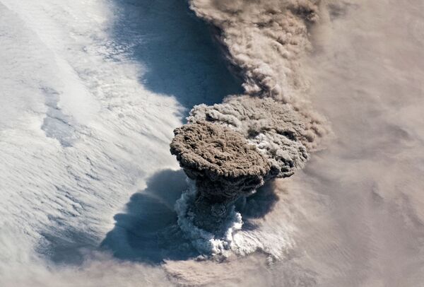 Извержение вулкана Райкоке  - Sputnik Кыргызстан