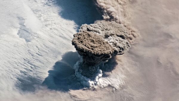 Извержение вулкана Райкоке  - Sputnik Кыргызстан