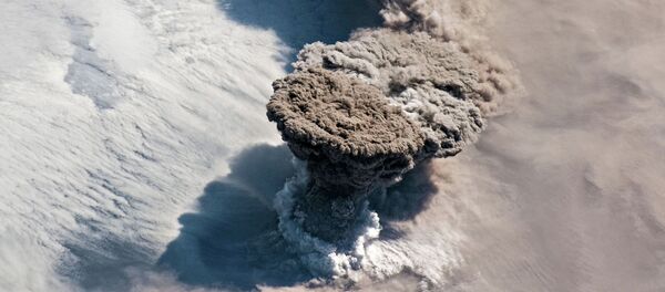 Извержение вулкана Райкоке  - Sputnik Кыргызстан