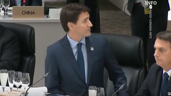 Премьер Канады попал в неловкую ситуацию, пытаясь поздороваться. Видео - Sputnik Кыргызстан