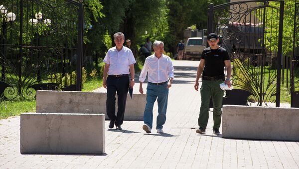 Член политсовета СДПК Фарид Ниязов, бывший-президент КР Алмазбек Атамбаев и его телохранитель Канат Сагымбаев (слева направо). Архивное фото - Sputnik Кыргызстан