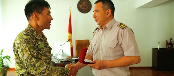 КРдин куралдуу күчтөрүнүн башкы штабынын жетекчиси Райимберди Дүйшөнбиев Ысык-Көлдү айлана чуркаган Улуттук гвардиянын улук сержанты Кайратбек Рапиевди сыйлады - Sputnik Кыргызстан