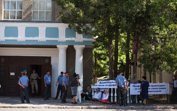 В Бишкеке возле Верховного суда митингующие накануне начали сухую голодовку, но сегодня объявили о ее завершении, сообщила одна из участниц акции, член Совета федерации профсоюзов Кыргызстана Венера Маймендеева - Sputnik Кыргызстан