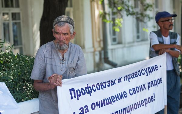 Участница акции сообщила, что в минувший четверг об объявлении голодовки уведомили мэрию, Верховный суд, Минздрав, районную администрацию и ГУВД Бишкека - Sputnik Кыргызстан